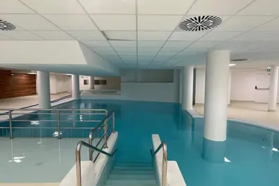 Image de 80m du centre station, 2ème étage, vue montagne, piscine, terrasse, télévision, casier à ski, 49m²