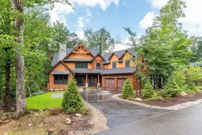 Image de Slopeside Ski-On/Ski-Off Home – Steps to the Lift!