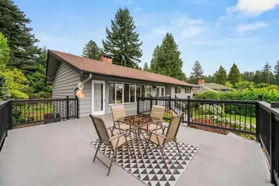 Image de ~North Van 3br Main Home | Hot Tub, Sunroom & Deck