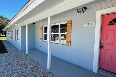 Image de 4br coastal escape with boat parking, ramp, and downtown dining nearby