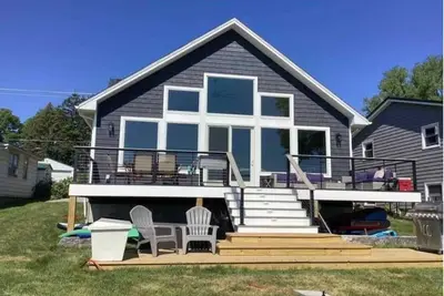 Image de Spacious 5-bedroom house in charming Lakeville with Ac
