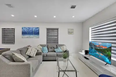 Image de Spacious Lux Casa Azul 4-bedroom with pool house in charming Miami!