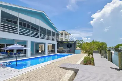 Image de Waterfront bayside oasis w/dock, pool, outdoor kitchen, pizza oven & fun