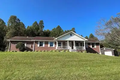 Image de 3-bedroom house in charming Oneida with Ac
