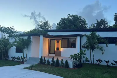 Image de House of Flair: Modern Art Haven