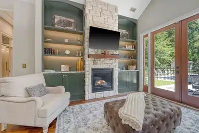 Image de Charming cottage in historic Summerville 1 king, 1 set bunk beds, heated pool