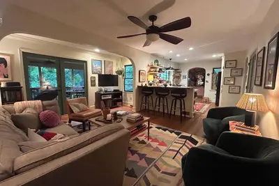 Image de Uga Gameday House: Tailgate + walk to Sanford Stadium - 4br/3. 5 bath in 5 Points