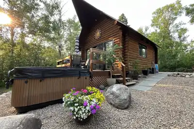 Image de Sand Lake Log Cabin with Hot Tub