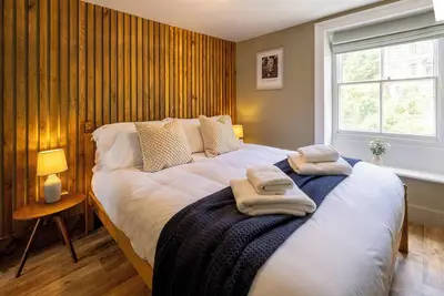 Image de Welcome to The Bolt Hole, a charming one-bedroom apartment sleeping up to three guests, set within a handsome Georgian townhouse in the heart of Whitby, dog friendly. <br>Leesholme is a Grade Ii listed Georgian building.