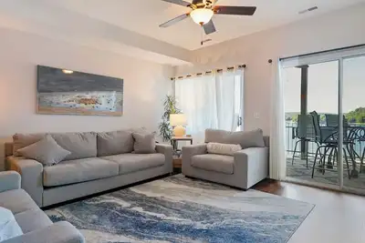 Image de Lakefront Condo with Pool, Tennis & 14x40 Boat Slip – Perfect for Families or Couples!
