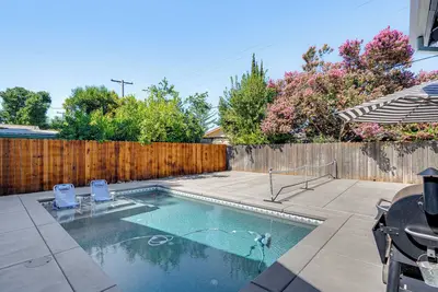 Image de 2 Mi to Dtwn: Home w/ Private Pool in Sacramento