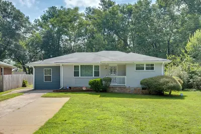 Image de Inviting Home w/ Backyard: 8 Mi to Dtwn Atlanta!