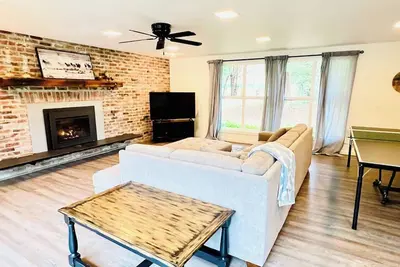 Image de Lux 3br Home + Game Room - Wooded Escape Near Downtown Redmond