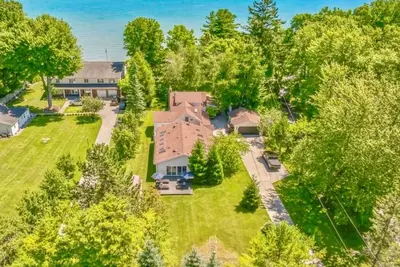 Image de Perfect 5-bedroom house with private beach, indoor pool, in charming Carsonville