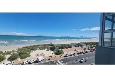 Image de 5th Floor Strand Beach Apartment