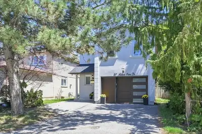 Image de Beautiful 4 Bedroom House (main & second floor)