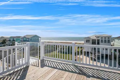 Image de Spacious 5 bedroom 5 bath House with pool and direct access to the beach.
