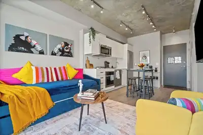Image de Vibrant PopArt downtown suite – comfy & stylish!