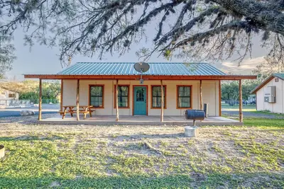 Image de Bent River Cabin #3 @ Frio River Escape