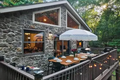 Image de New! Game room/lake/Hot tub/Firepit/ 7bedroom/pets