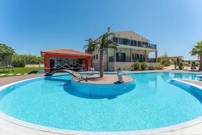 Image de Superbe maison à Visocane avec piscine privée, peut être à l'intérieur ou à.