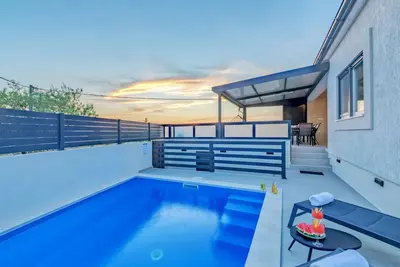 Image de Belle maison à Pridraga avec piscine privée, peut être à l'intérieur ou à.