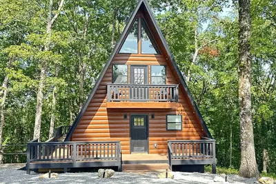 Image de The Fox Hill Cabin: Where Country Charm Meets Town Convenience!
