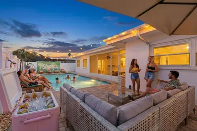 Image de Sunshine, Paradise! Pool, Patio, & Prime Location!