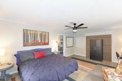 Image de Large one-bedroom with king-sized bed in beautiful Fruitland Park