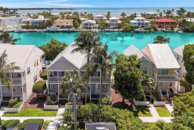 Image de 20% Discount First 3 Bookings! 4 Bed/3 Ba Townhome W/ 32ft Dock, Cabana Club