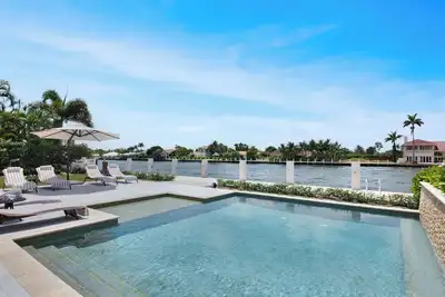 Image de Waterfront Villa-  8min walk to the beach - Heated Pool- Gym - Outdoor Bbq grill