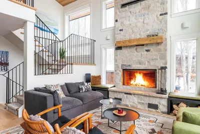 Image de Beaver Valley Chalet for Summer, Spring & Fall – Sauna, Hot Tub, 4br/7 Beds, 3ba