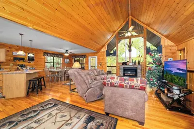 Image de Smg-  1. 5 Miles to Dollywood - Resort Pool - Hot Tub - Sleeps 10 - Game Room