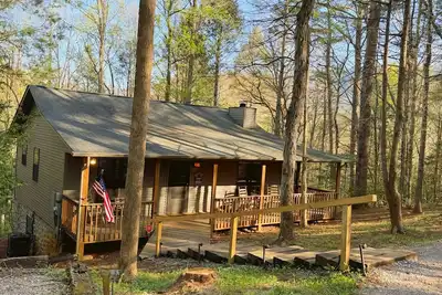 Image de Peaceful Two King Bed-Two Full Bath Cabin - Hot Tub - Wood Burning Fireplace