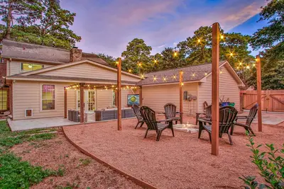 Image de King Beds • Game Lounge • Fire Pit • Movie Under Stars