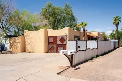 Image de Charming 3-bedroom house in Central location / UofA bike path on Mountain