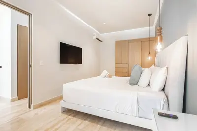 Image de Luxury 1br, 1 Block from 5th Ave. with Parking