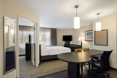 Image de Spacious 1br Suite | 2 Queens & Kitchen | Parking Included