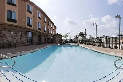 Image de Relax & Explore with Gym, Outdoor Pool, and Nature Just Steps Away