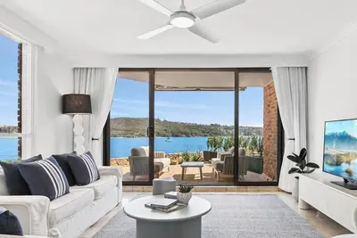Image de New! Three bedroom townhouse - Introducing Ferry Watch Manly!