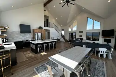 Image de Belle of Bear Lake |Stunning Views - Sleeps 30 - Games