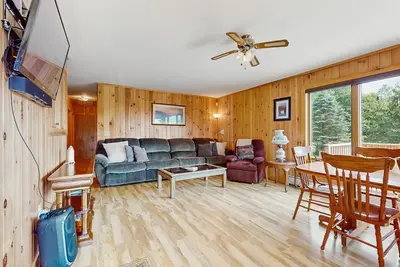 Image de Quiet country home w/ large deck & fireplace, near Okemo Mtn & town