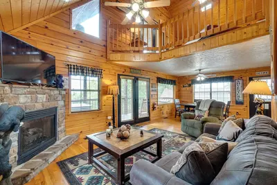 Image de 2 Mi to Dollywood: Mtn Cabin w/ Pool Access!