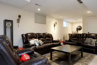 Image de Bright Basement Suite | 2br + Organic King Bed