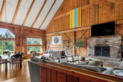 Image de Spacious and authentic Vermont retreat in the heart of Stowe; Perfect for groups