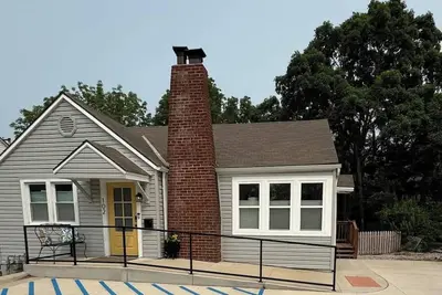 Image de Near Downtown, King Bed, Walkable, Safe