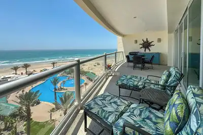 Image de Waves & Relaxation Oceanfront 2br Family Condo