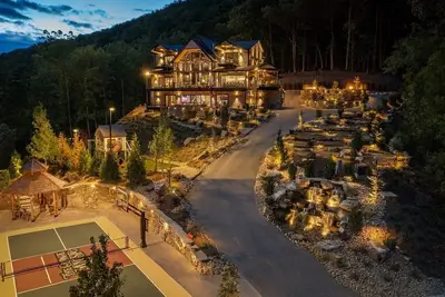 Image de Grande Majestic ~ Pickleball ~ Mini Golf ~ Duck Bowling ~ Pool ~ Sleeps 40!