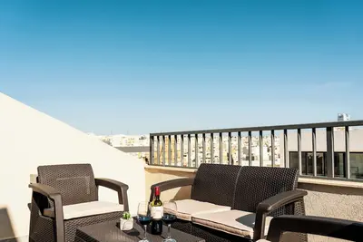 Image de A stylish duplex guests love.
