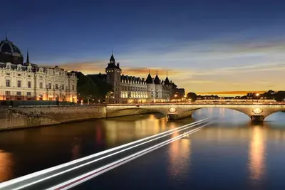 Image de Combining the beauty & romance of Paris île de la Cité, Place Dauphine-la Seine